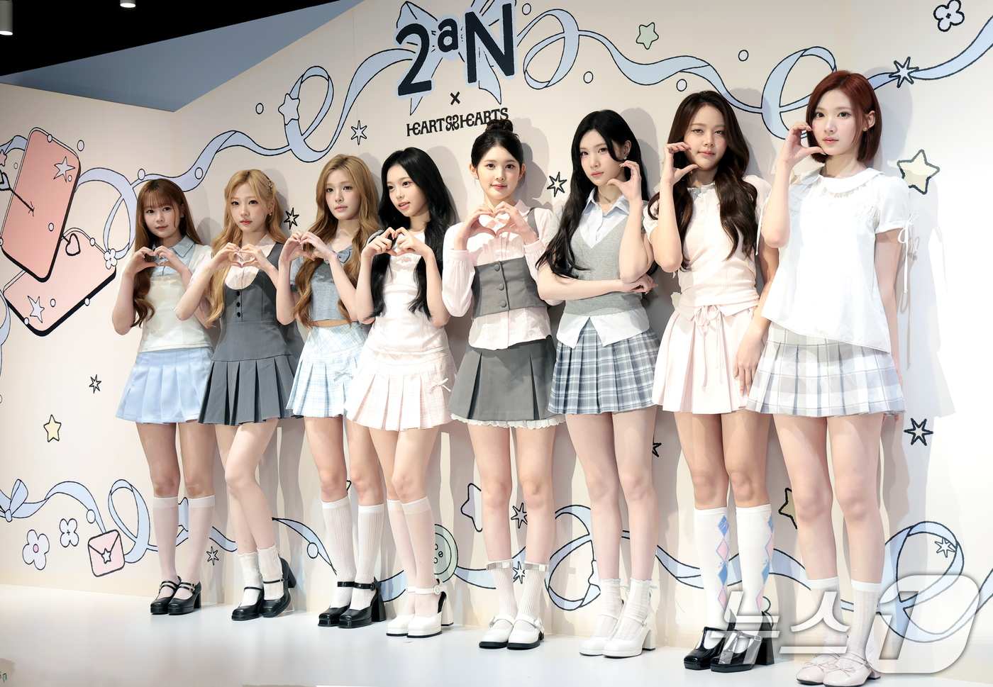 (서울=뉴스1) 권현진 기자 = 하츠투하츠(Hearts2Hearts)가 16일 서울 성동구 LECT에서 열린 메이크업 브랜드 ‘투에이엔(2aN) 스쿨 인 성수’ 팝업스토어 오픈 행 …