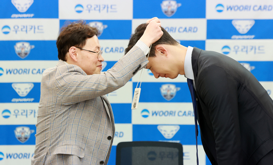 우리카드 사원증 목에 거는 박철우 신임감독