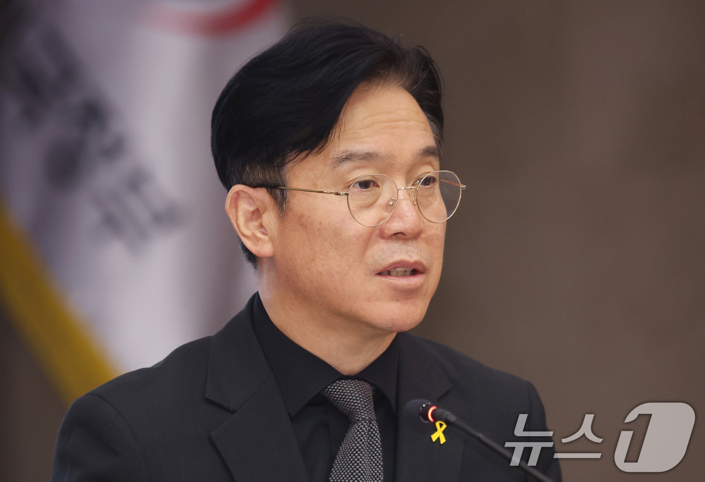 (서울=뉴스1) 김명섭 기자 = 김영훈 고용노동부 장관이 16일 오전 서울 종로구 세종대로 정부서울청사에서 열린 노동안전 관계장관회의에서 공공부문 도급 운영 개선방안에 대해 모두 …