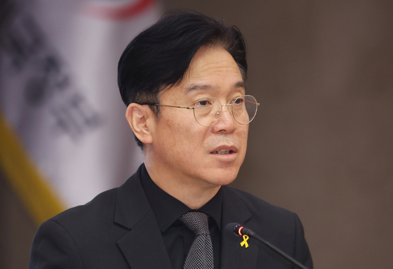 세월호 희생자 12주기, 추모 배지 단 김영훈 장관