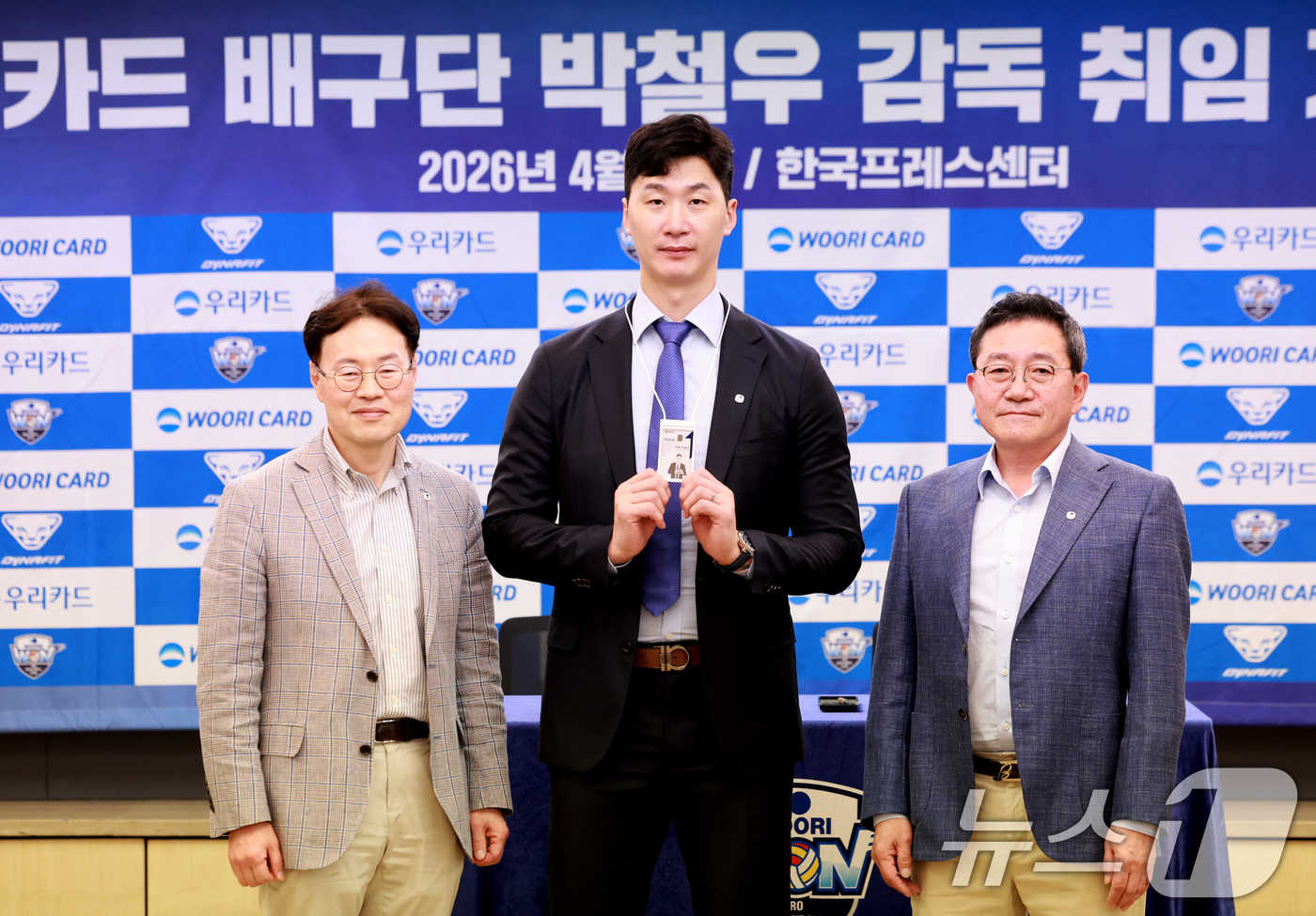 (서울=뉴스1) 이호윤 기자 = 프로배구 남자부 우리카드의 이인복 단장(왼쪽부터), 박철우 신임감독과 진성원 구단주 16일 서울 중구 프레스센터에서 열린 '우리카드 배구단 박철우 …