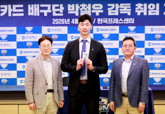 우리카드의 지휘봉 잡은 '박철우 신임감독'