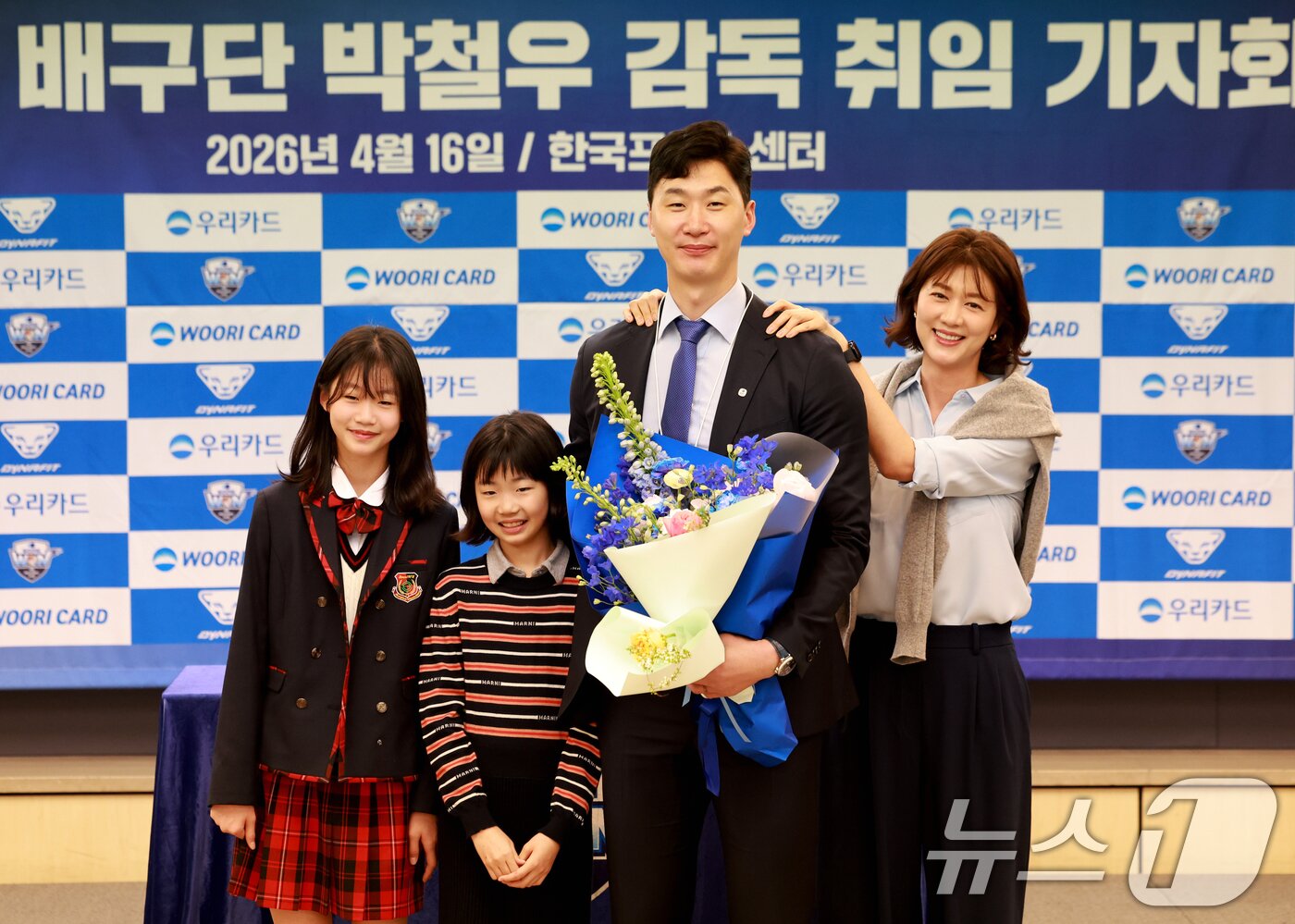 본문 이미지 - 프로배구 남자부 우리카드의 박철우 신임감독이 16일 서울 중구 프레스센터에서 열린 '우리카드 배구단 박철우 감독 취임 기자회견'에서 가족들과 함께 기념촬영을 하고 있다. 박 감독은 올해 1월부터 파에스 전 감독의 뒤를 이어 감독대행으로 지휘봉을 잡아 후반기 18경기에서 14승 4패를 기록하며 포스트시즌에 진출하는 성과를 만들어내며 이번에 우리은행 제5대 감독으로 공식 선임됐다. 2026.4.16 ⓒ 뉴스1 이호윤 기자