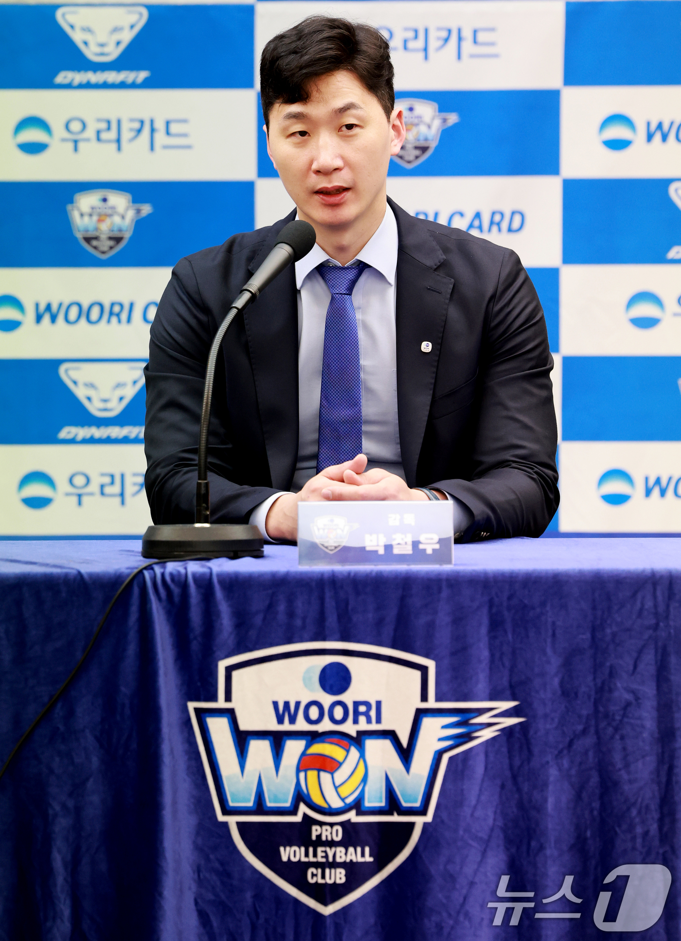 (서울=뉴스1) 이호윤 기자 = 프로배구 남자부 우리카드의 박철우 신임감독이 16일 서울 중구 프레스센터에서 열린 '우리카드 배구단 박철우 감독 취임 기자회견'에서 취재진 질문에 …