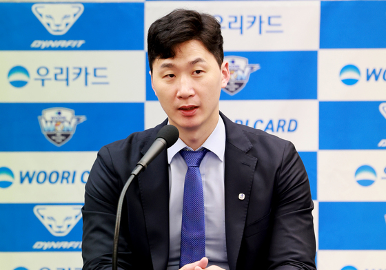 취재진 질문에 답하는 박철우 신임감독