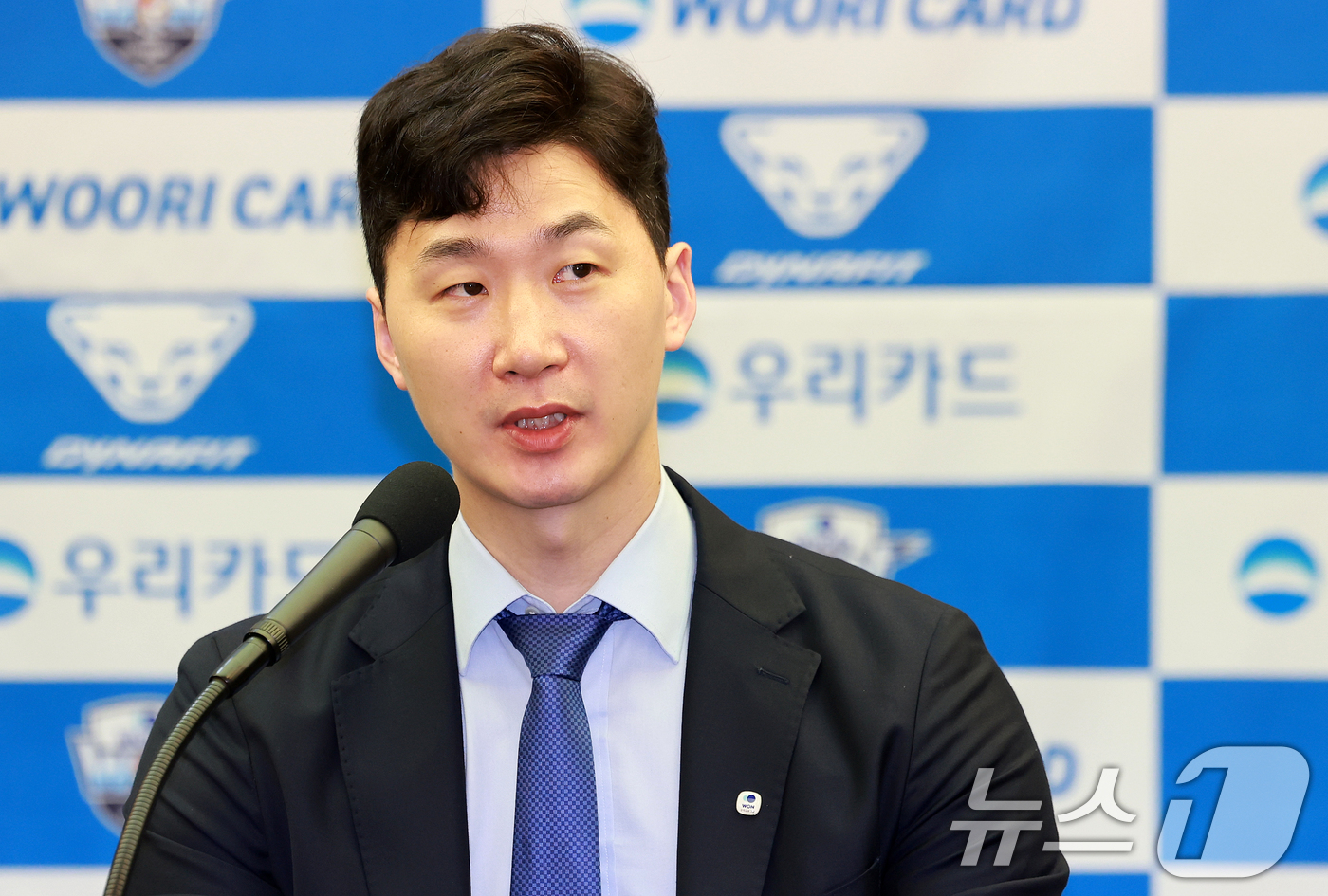 (서울=뉴스1) 이호윤 기자 = 프로배구 남자부 우리카드의 박철우 신임감독이 16일 서울 중구 프레스센터에서 열린 '우리카드 배구단 박철우 감독 취임 기자회견'에서 취재진 질문에 …