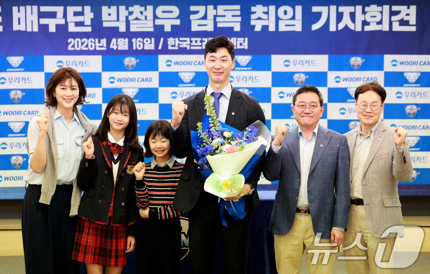 본문 이미지 - 프로배구 남자부 우리카드의 박철우 신임감독이 16일 서울 중구 프레스센터에서 열린 '우리카드 배구단 박철우 감독 취임 기자회견'에서 진성원 구단주, 이인복 단장, 가족들과 함께 기념촬영을 하고 있다.  2026.4.16 ⓒ 뉴스1 이호윤 기자