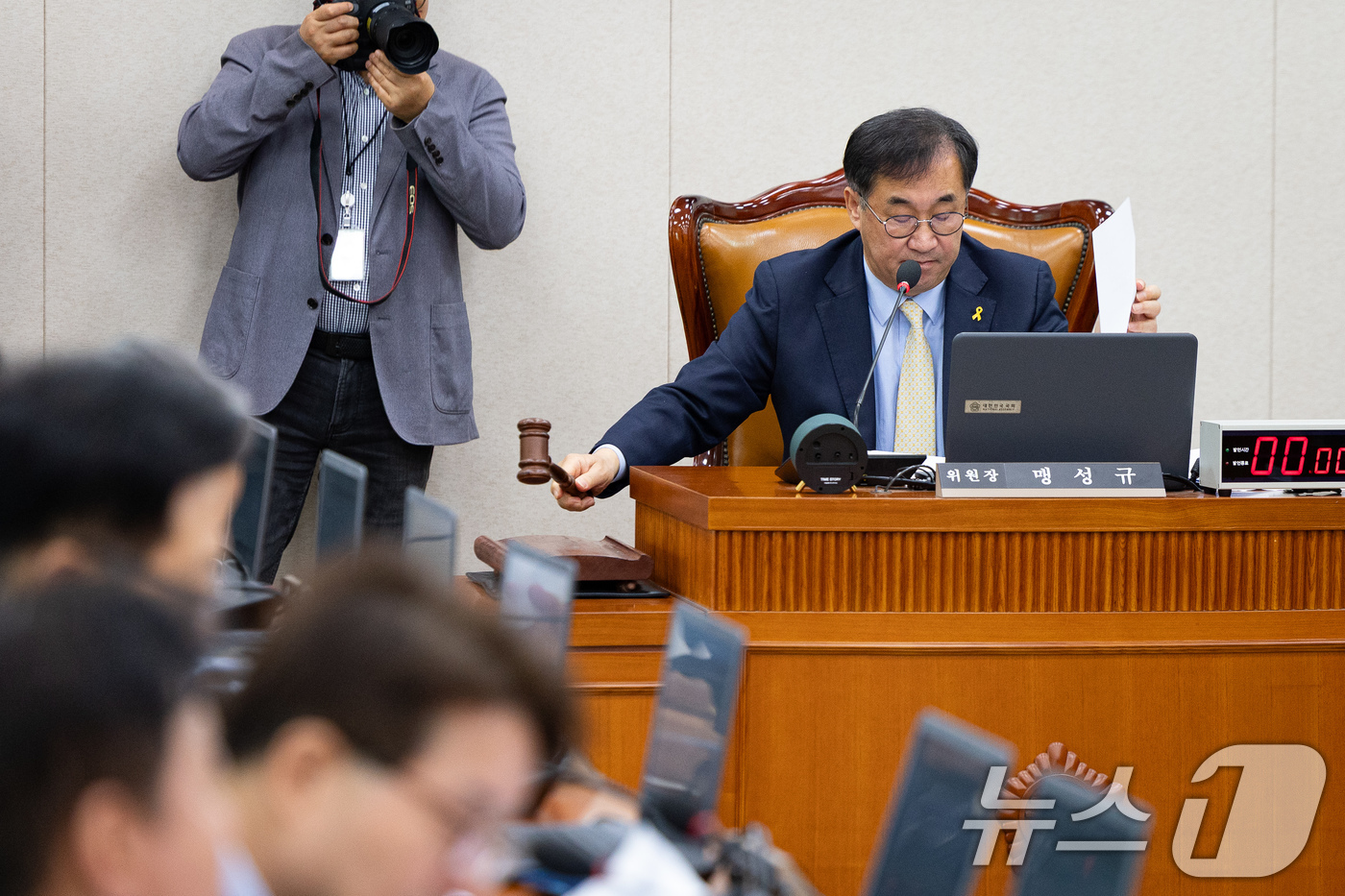 (서울=뉴스1) 유승관 기자 = 맹성규 국회 국토교통위원장이 16일 서울 여의도 국회에서 열린 제434회 국회(임시회) 국토교통위원회 제3차 전체회의에서 의사봉을 두드리고 있다. …
