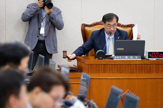 의사봉 두드리는 맹성규 국토교통위원장