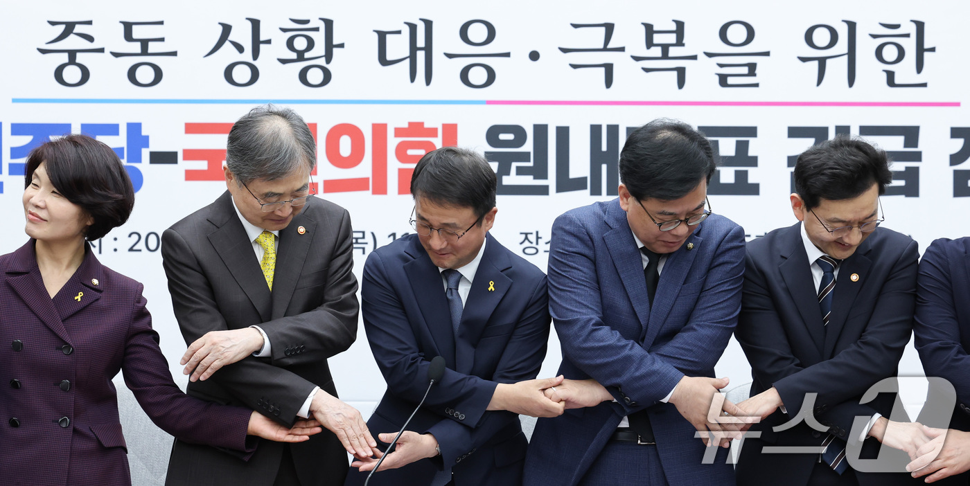 (서울=뉴스1) 신웅수 기자 = 한병도 더불어민주당 원내대표와 송언석 국민의힘 원내대표가 16일 서울 여의도 국회에서 열린 중동 상황 대응·극복을 위한 더불어민주당-국민의힘 원내대 …