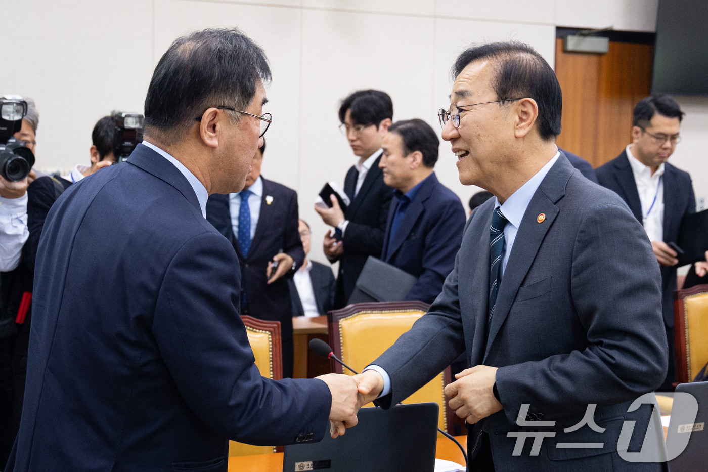 (서울=뉴스1) 유승관 기자 = 김윤덕 국토교통부 장관이 16일 서울 여의도 국회에서 열린 제434회 국회(임시회) 국토교통위원회 제3차 전체회의 산회 후 맹성규 위원장과 인사하고 …
