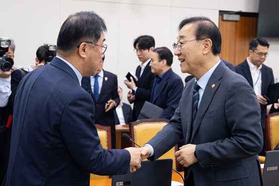 맹성규 국토교통위원장과 인사하는 김윤덕 장관