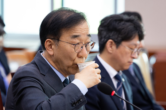 물 마시는 김윤덕 국토교통부 장관