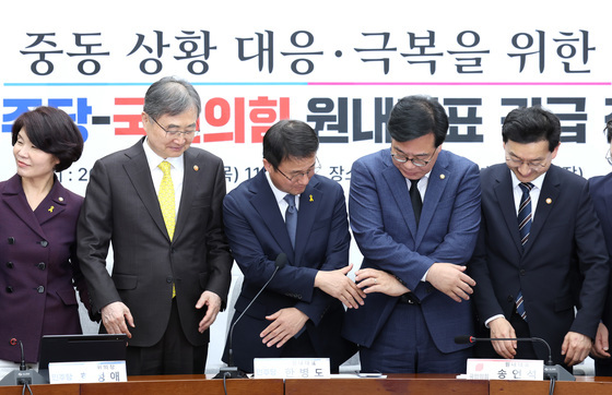 손 맞잡는 한병도·송언석