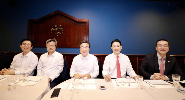 워싱턴DC 특파원단과 간담회 하는 장동혁 국민의힘 대표