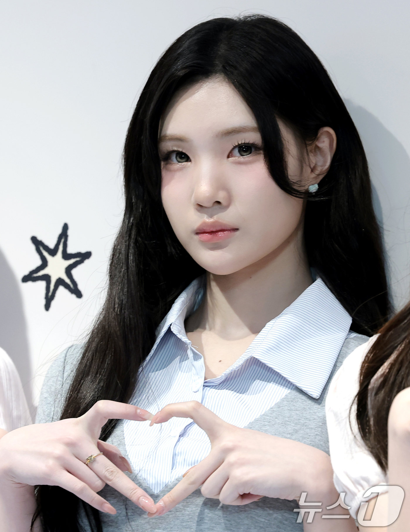 (서울=뉴스1) 권현진 기자 = 하츠투하츠(Hearts2Hearts) 주은이 16일 서울 성동구 LECT에서 열린 메이크업 브랜드 ‘투에이엔(2aN) 스쿨 인 성수’ 팝업스토어 오 …