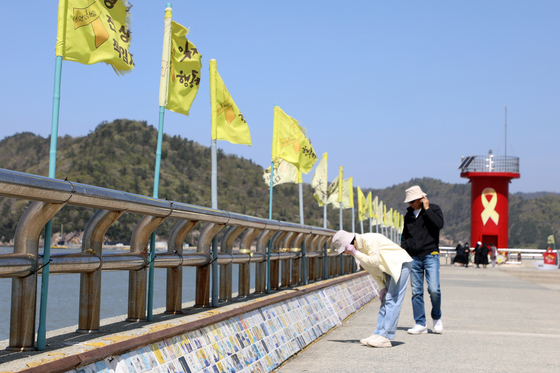 與, 세월호 배지 달고 추모 메시지…"생명안전기본법 신속 처리"(종합)