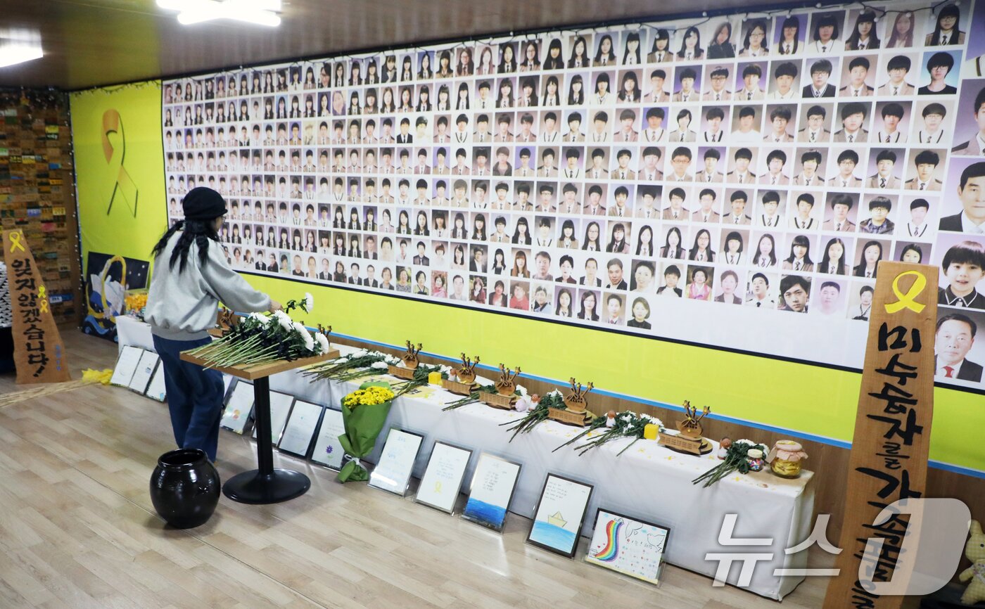 본문 이미지 - 세월호 참사 12주기인 16일 전남 진도항(구 팽목항) 기억관 분향소에서 한 시민이 헌화하고 있다. 2026.4.16 ⓒ 뉴스1 이수민 기자