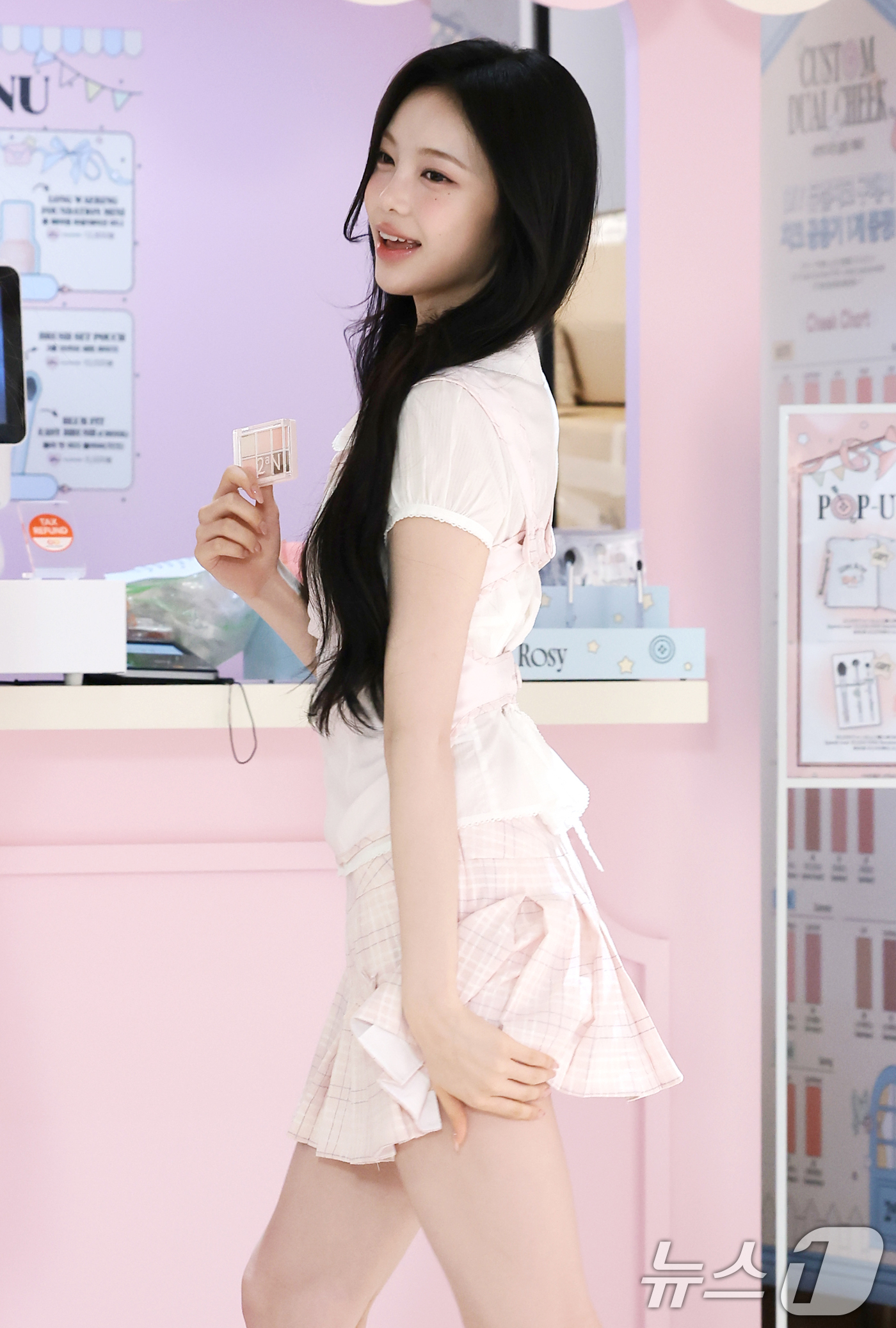 (서울=뉴스1) 권현진 기자 = 하츠투하츠(Hearts2Hearts) 이안이 16일 서울 성동구 LECT에서 열린 메이크업 브랜드 ‘투에이엔(2aN) 스쿨 인 성수’ 팝업스토어 오 …