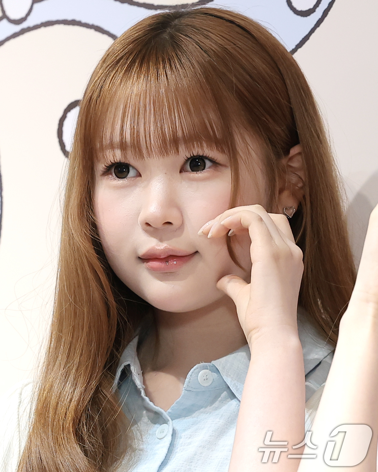 (서울=뉴스1) 권현진 기자 = 하츠투하츠(Hearts2Hearts) 예온이 16일 서울 성동구 LECT에서 열린 메이크업 브랜드 ‘투에이엔(2aN) 스쿨 인 성수’ 팝업스토어 오 …