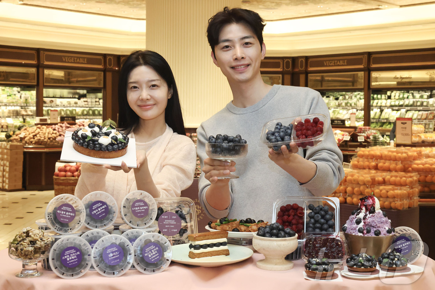 (서울=뉴스1) = 신세계백화점이 오는 26일까지 신세계마켓에서 다양한 국내산 블루베리를 선보이고 스위트파크와 다이닝에서 블루베리를 활용한 디저트들을 제공한다고 16일 밝혔다. 사 …