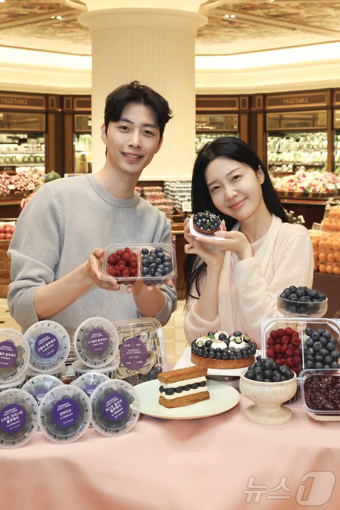 (서울=뉴스1) = 신세계백화점이 오는 26일까지 신세계마켓에서 다양한 국내산 블루베리를 선보이고 스위트파크와 다이닝에서 블루베리를 활용한 디저트들을 제공한다고 16일 밝혔다. 사 …