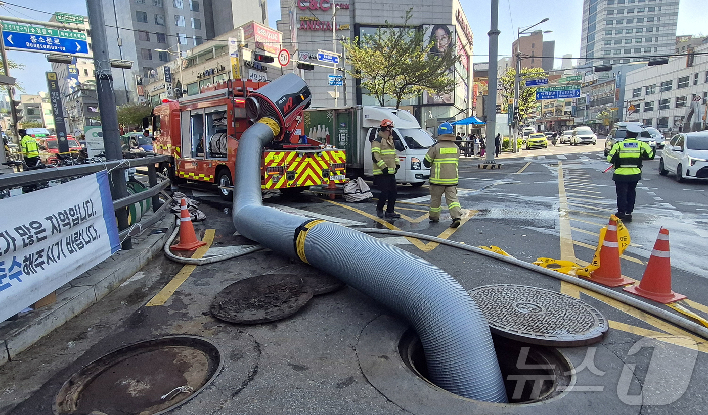(서울=뉴스1) 김진환 기자 = 16일 오전 화재가 발생한 서울 지하철 4호선 성신여대입구역 인근 전력구에서 배연차를 이용한 배연작업이 진행되고 있다. (성북소방서 제공, 재판매 …