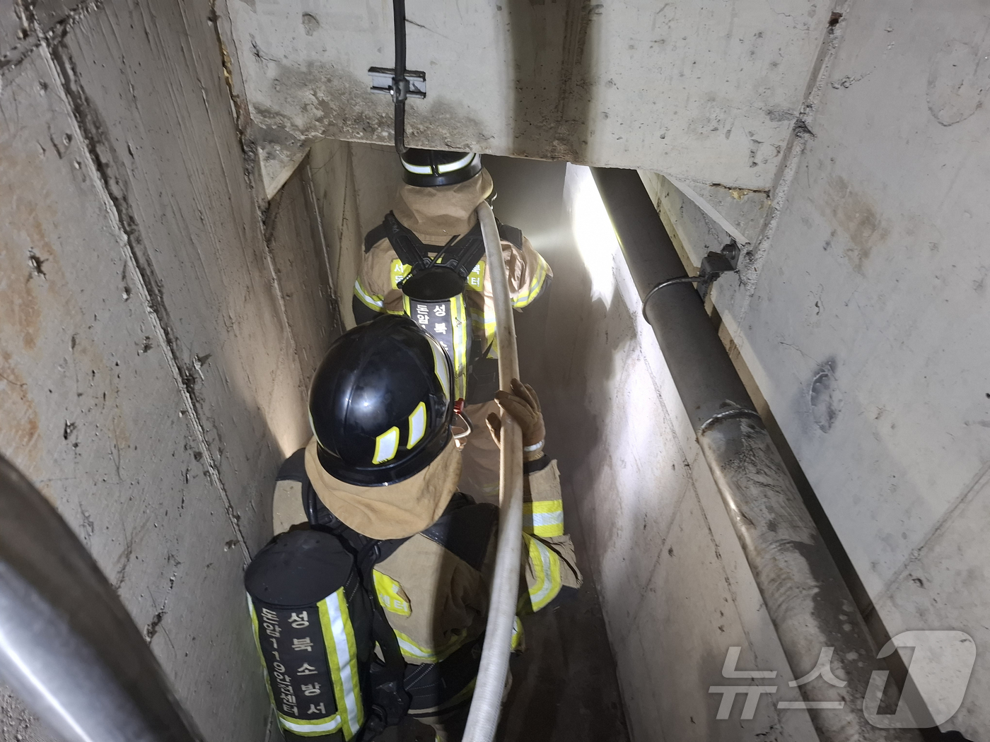 (서울=뉴스1) 김진환 기자 = 성북소방서 대원들이 16일 오전 화재가 발생한 서울 지하철 4호선 성신여대입구역 인근 전력구 내부로 진입하고 있다. (성북소방서 제공, 재판매 및 …