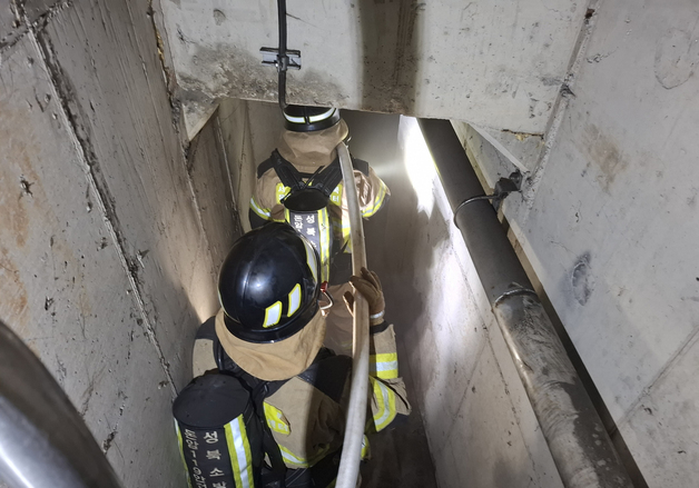 전력구 내부 진입하는 소방대원들