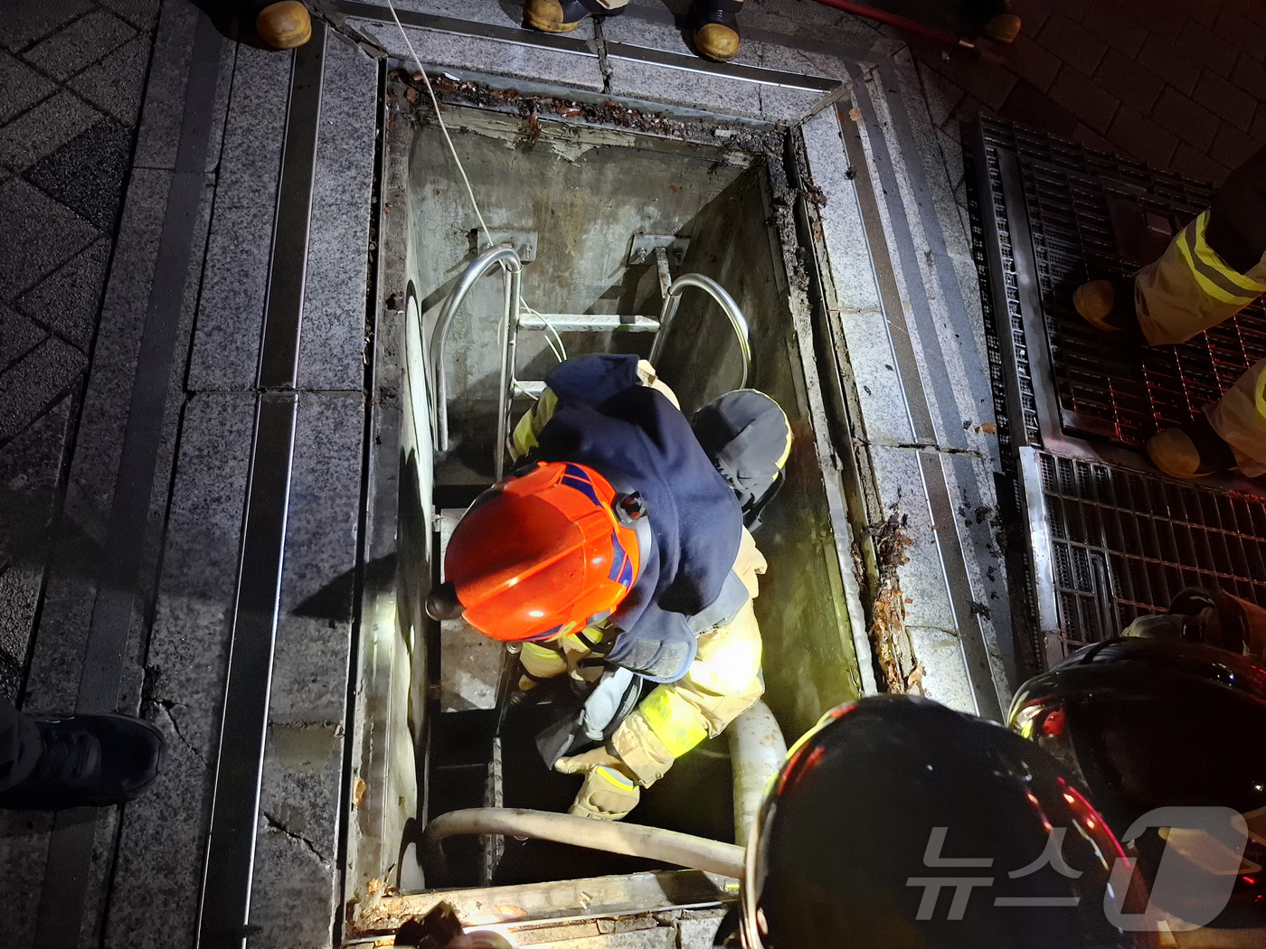 (서울=뉴스1) 김진환 기자 = 성북소방서 대원들이 16일 오전 화재가 발생한 서울 지하철 4호선 성신여대입구역 인근 전력구 내부로 진입하고 있다. (성북소방서 제공, 재판매 및 …