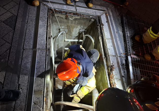 성신여대입구역 인근 전력구서 불…일부 출입구 폐쇄