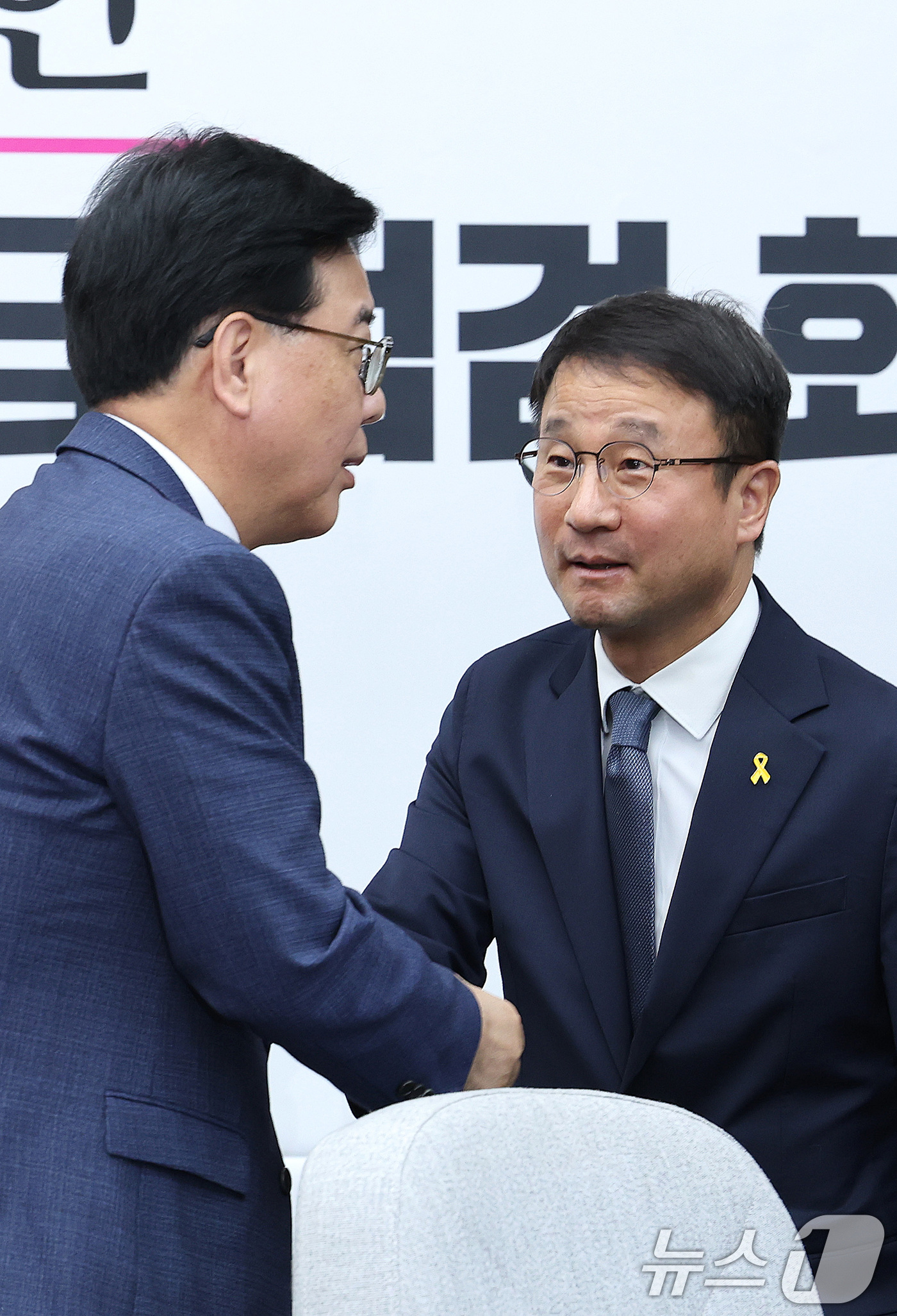 (서울=뉴스1) 신웅수 기자 = 한병도 더불어민주당 원내대표와 송언석 국민의힘 원내대표가 16일 서울 여의도 국회에서 열린 중동 상황 대응·극복을 위한 더불어민주당-국민의힘 원내대 …