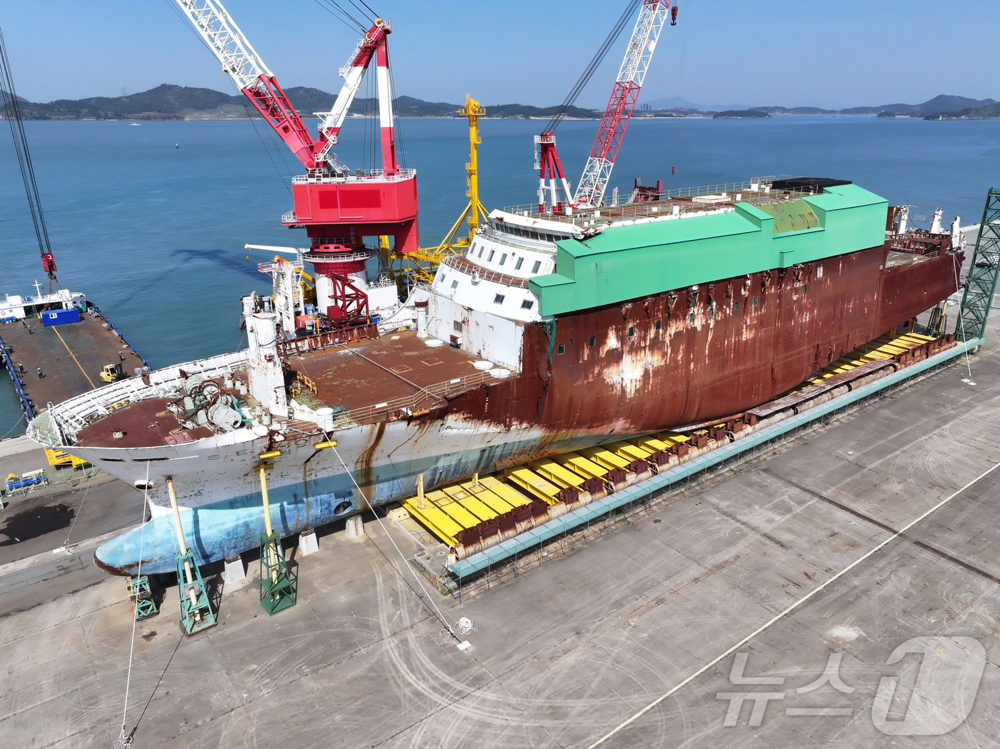 (목포=뉴스1) 이수민 기자 = 세월호 참사 12주기인 16일 전남 목포 신항에 세월호 선체가 거치돼 있다.(공동취재) 2026.4.16/뉴스1