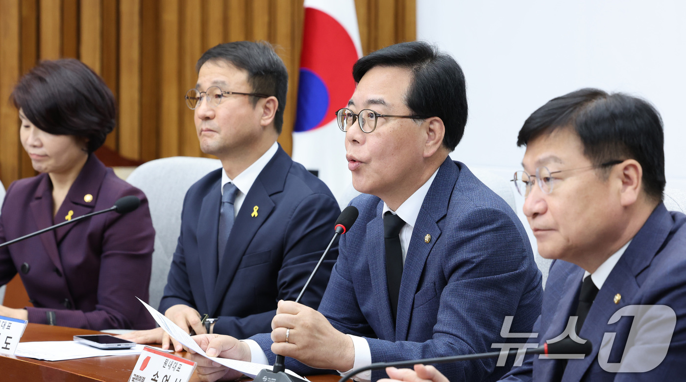 (서울=뉴스1) 신웅수 기자 = 송언석 국민의힘 원내대표가 16일 서울 여의도 국회에서 열린 중동 상황 대응·극복을 위한 더불어민주당-국민의힘 원내대표 긴급 점검 회의에서 발언하고 …