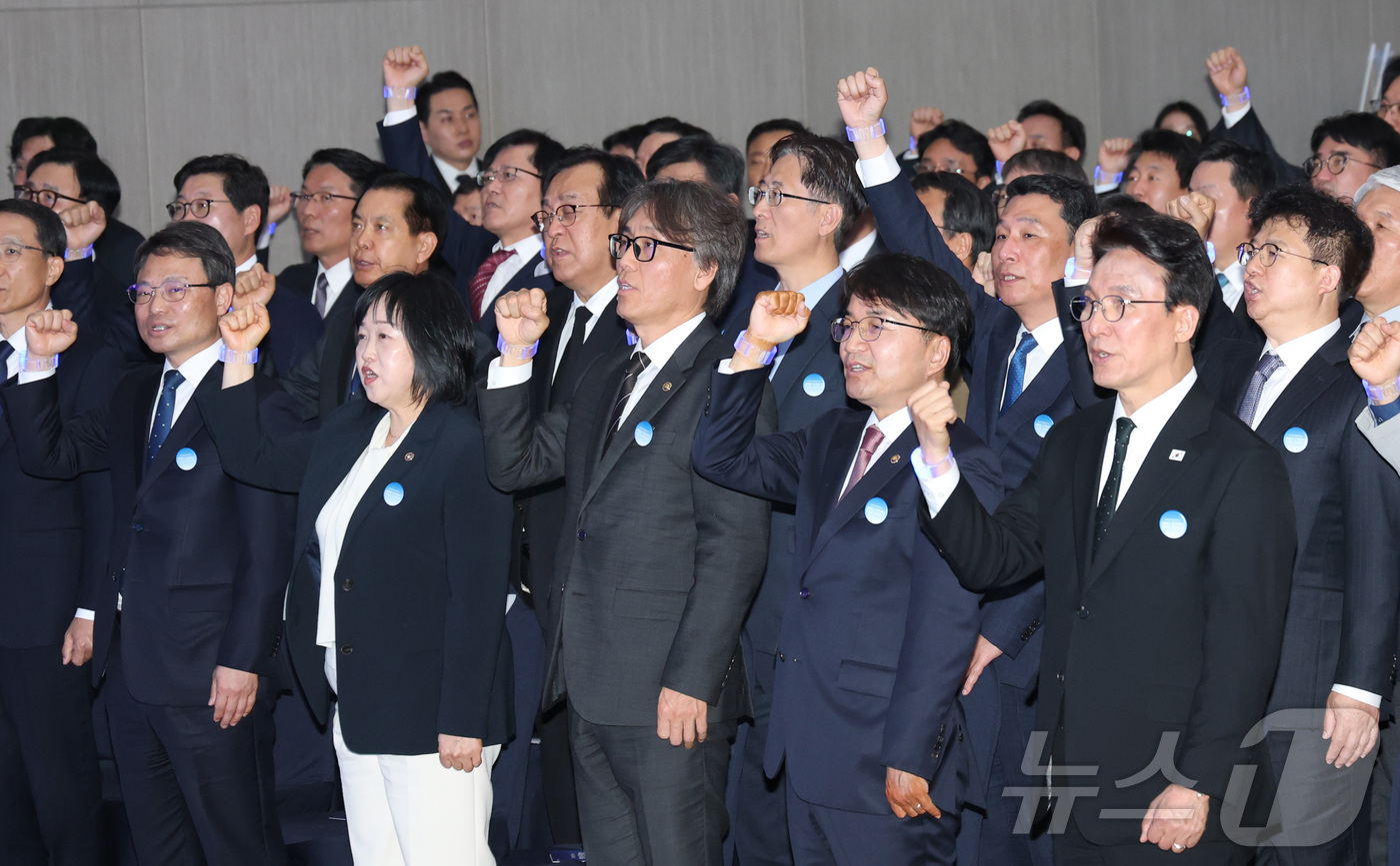 (세종=뉴스1) 김기남 기자 = 김민석 국무총리가 16일 세종시 세종컨벤션센터에서 열린 제12회 국민안전의 날 기념식에서 김광용 행안부 재난안전관리본부장 등 참석자들과 함께 안전다 …