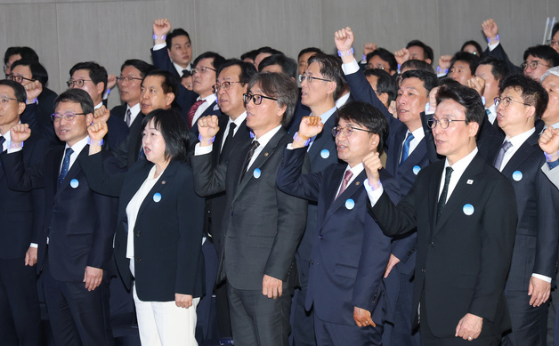 안전다짐 구호 외치는 김민석 총리