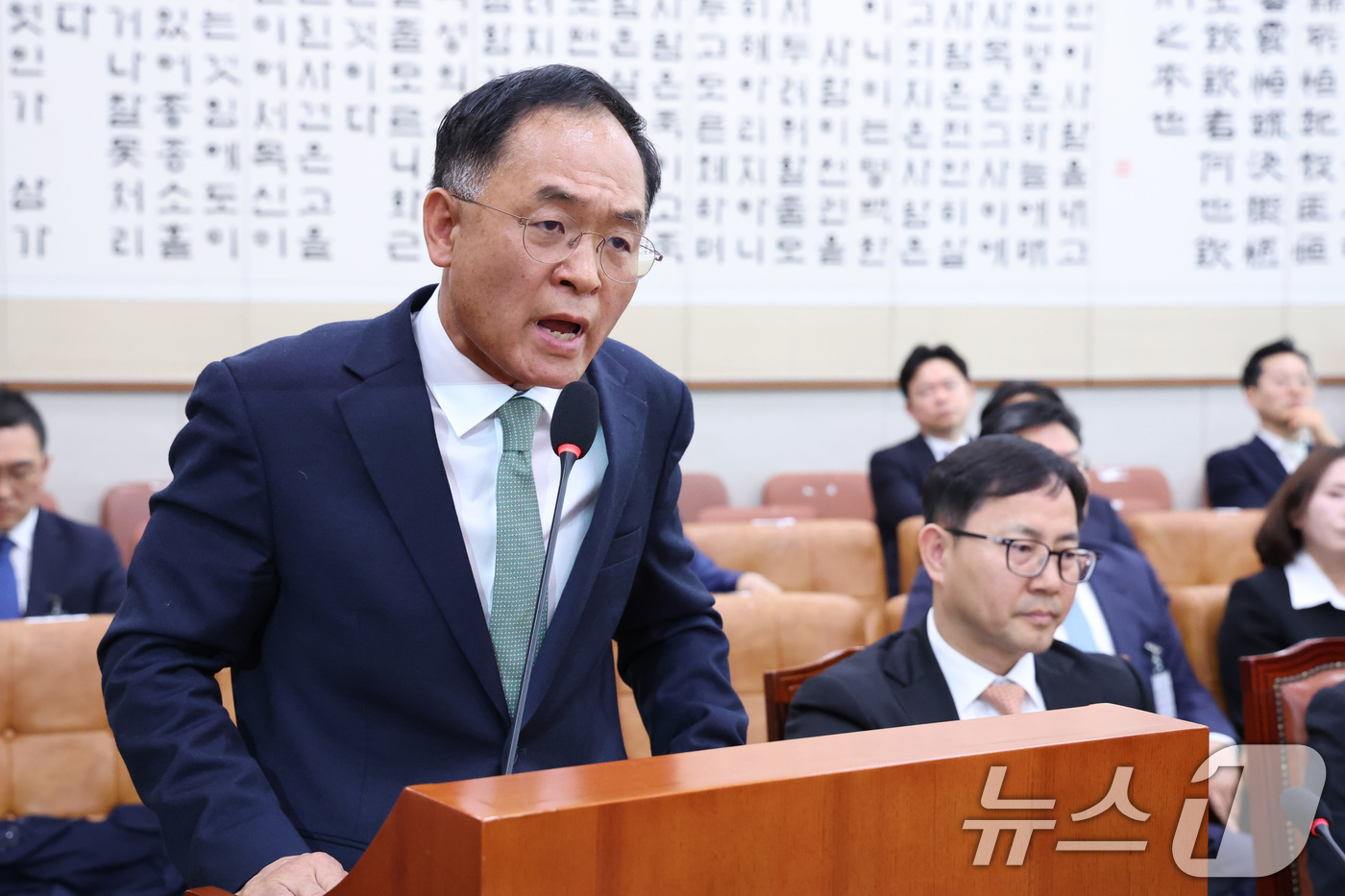 (서울=뉴스1) 신웅수 기자 = 강백신 대구고검 검사가 16일 서울 여의도 국회 윤석열정권정치검찰조작기소의혹사건진상규명국정조사특별위원회에서 열린 대장동·김용 전 민주연구원 부원장· …