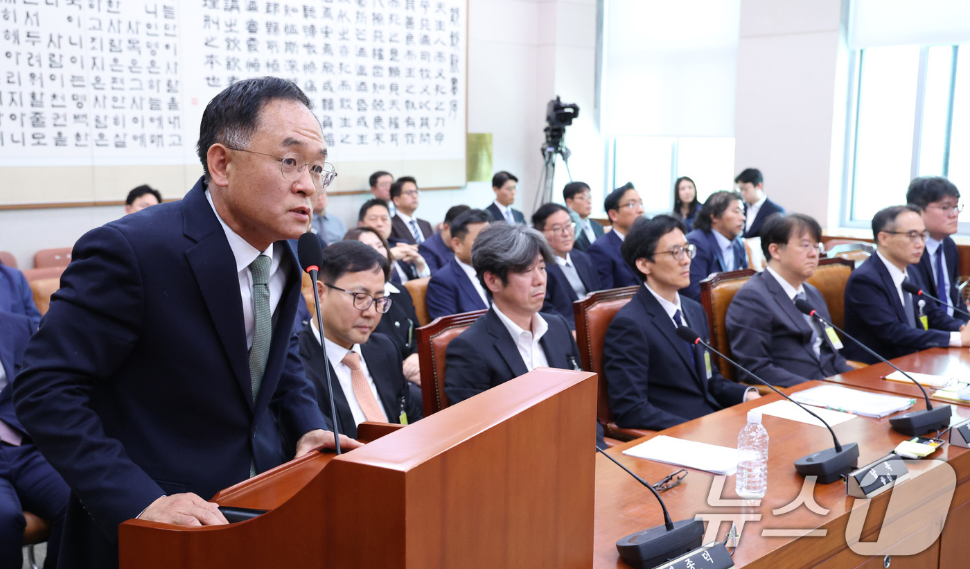 (서울=뉴스1) 신웅수 기자 = 강백신 대구고검 검사가 16일 서울 여의도 국회 윤석열정권정치검찰조작기소의혹사건진상규명국정조사특별위원회에서 열린 대장동·김용 전 민주연구원 부원장· …