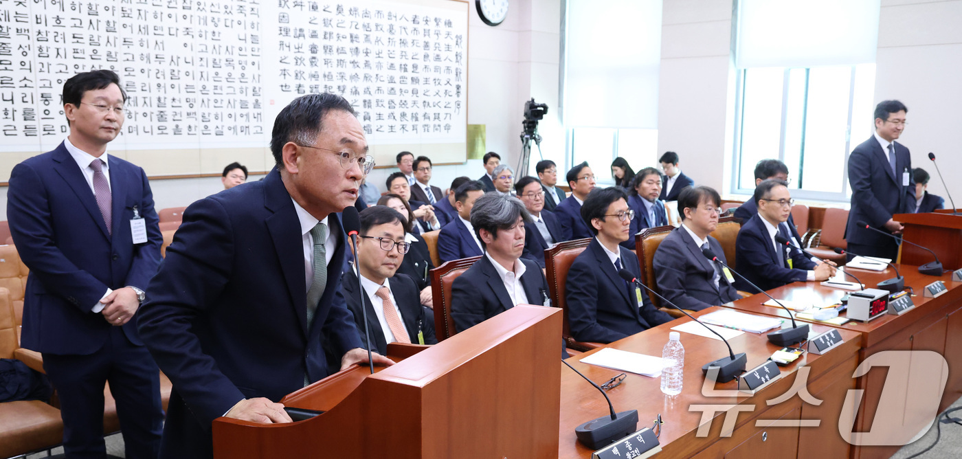 (서울=뉴스1) 신웅수 기자 = 강백신 대구고검 검사가 16일 서울 여의도 국회 윤석열정권정치검찰조작기소의혹사건진상규명국정조사특별위원회에서 열린 대장동·김용 전 민주연구원 부원장· …