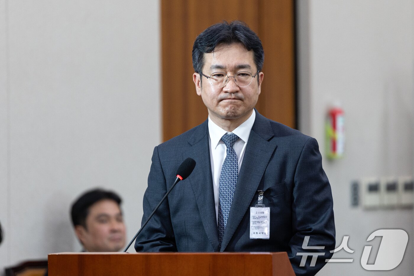 본문 이미지 - 16일 서울 여의도 국회에서 열린 윤석열 정권 정치검찰 조작기소 의혹 사건 진상규명 국정조사특별위원회 대장동·김용 전 민주연구원 부원장·위례신도시 조작기소 의혹 사건 청문회에 증인으로 출석한 정일권 당시 중앙지검 부장검사가 의원 질의를 듣고 있다. 2026.4.16 ⓒ 뉴스1 이승배 기자