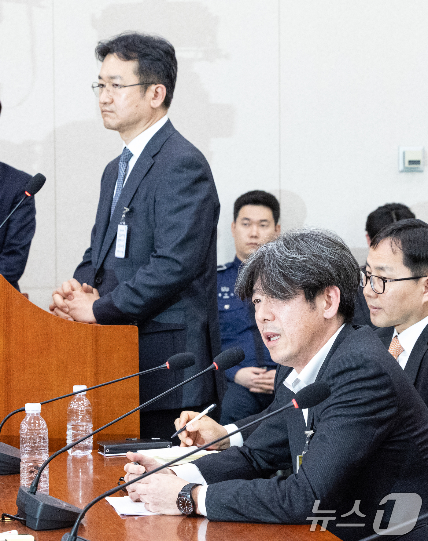 (서울=뉴스1) 이승배 기자 = 16일 서울 여의도 국회에서 열린 윤석열 정권 정치검찰 조작기소 의혹 사건 진상규명 국정조사특별위원회 대장동·김용 전 민주연구원 부원장·위례신도시 …