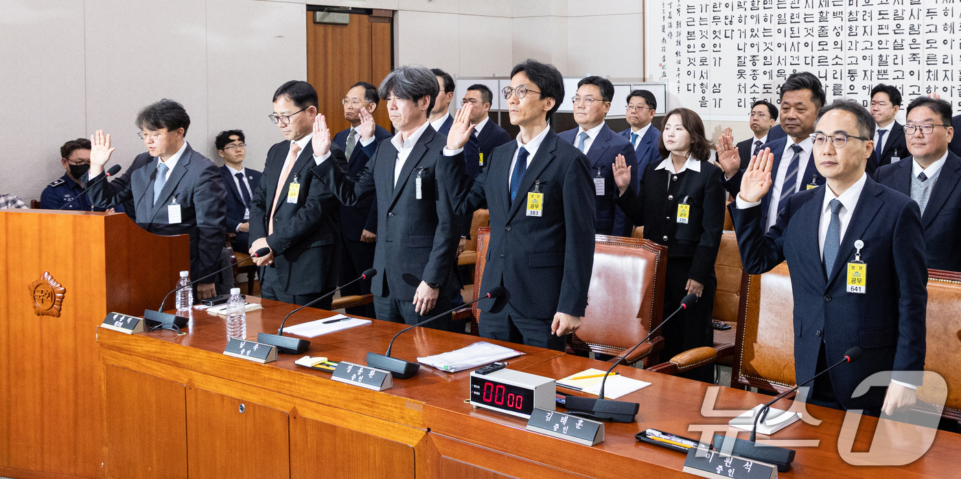 (서울=뉴스1) 이승배 기자 = 16일 서울 여의도 국회에서 열린 윤석열 정권 정치검찰 조작기소 의혹 사건 진상규명 국정조사특별위원회 대장동·김용 전 민주연구원 부원장·위례신도시 …