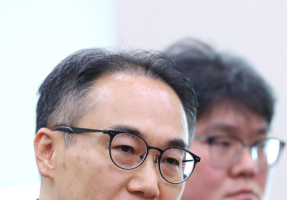 답변하는 이원석