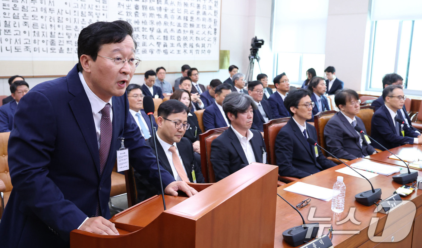 (서울=뉴스1) 신웅수 기자 = 송경호 전 서울중앙지검장이 16일 서울 여의도 국회 윤석열정권정치검찰조작기소의혹사건진상규명국정조사특별위원회에서 열린 대장동·김용 전 민주연구원 부원 …