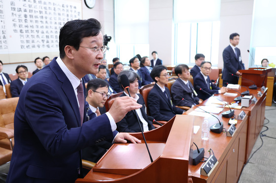 답변하는 송경호 전 서울중앙지검장