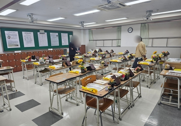 "잊지 말아야지, 보고 싶다"…세월호 12주년 '기억교실' 추모 발길