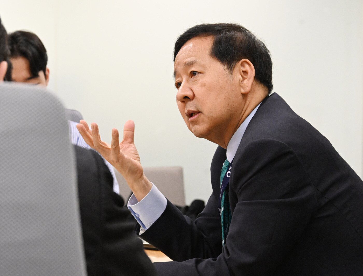 본문 이미지 - 주요 20개국(G20) 재무장관회의 및 국제통화기금(IMF)·세계은행(WB) 춘계회의 참석차 미국 워싱턴D.C.를 방문 중인 구윤철 부총리 겸 재정경제부 장관이 4월 15일(현지시간) 국제통화기금(IMF)에서 열린 동행기자간담회에서 기자 질문에 답하고 있다.(재정경제부 제공)