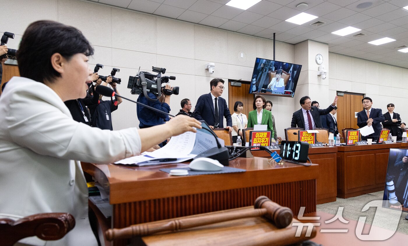 본문 이미지 - 16일 서울 여의도 국회에서 열린 윤석열 정권 정치검찰 조작기소 의혹 사건 진상규명 국정조사특별위원회 대장동·김용 전 민주연구원 부원장·위례신도시 조작기소 의혹 사건 청문회에서 국민의힘 위원들이 대장동 변호사 이건태 더불어민주당 의원의 참석에 항의하며 퇴장하고 있다. 2026.4.16 ⓒ 뉴스1 이승배 기자