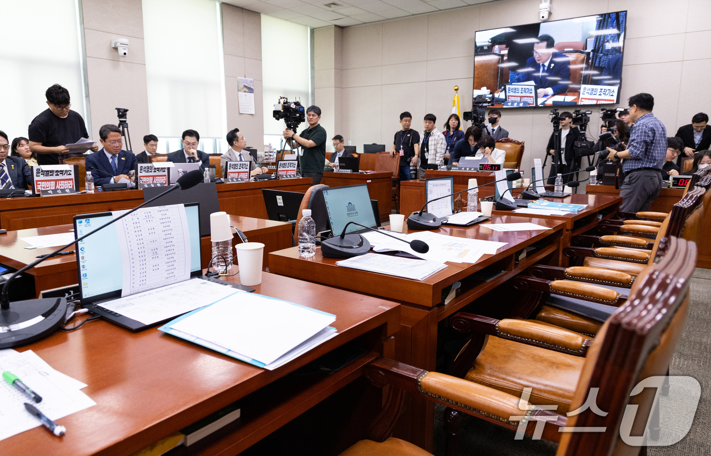 (서울=뉴스1) 이승배 기자 = 16일 서울 여의도 국회에서 열린 윤석열 정권 정치검찰 조작기소 의혹 사건 진상규명 국정조사특별위원회 대장동·김용 전 민주연구원 부원장·위례신도시 …