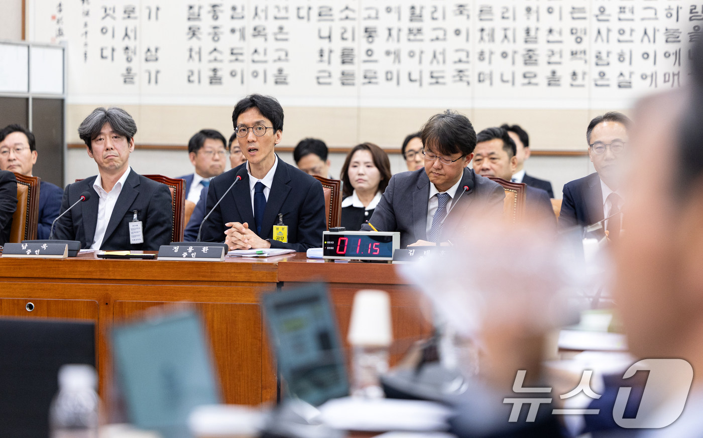(서울=뉴스1) 이승배 기자 = 16일 서울 여의도 국회에서 열린 윤석열 정권 정치검찰 조작기소 의혹 사건 진상규명 국정조사특별위원회 대장동·김용 전 민주연구원 부원장·위례신도시 …